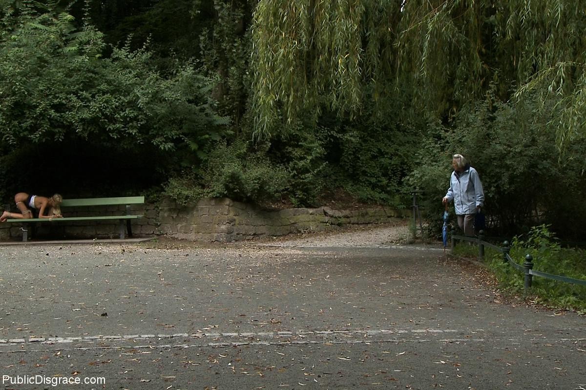 Une fille se déshabille, s'attache et se fait baiser en plein air dans des lieux publics.
 #68739028