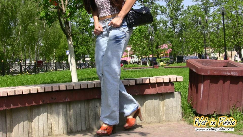 Une amatrice aux gros seins et aux cheveux longs mouille son blue-jean dans un parc public.
 #73239052