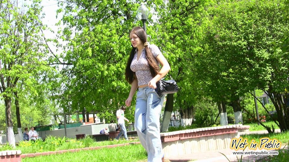 Bigtitted und langhaarige Amateurin benetzt ihre Blue Jeans in einem öffentlichen Park
 #73239058