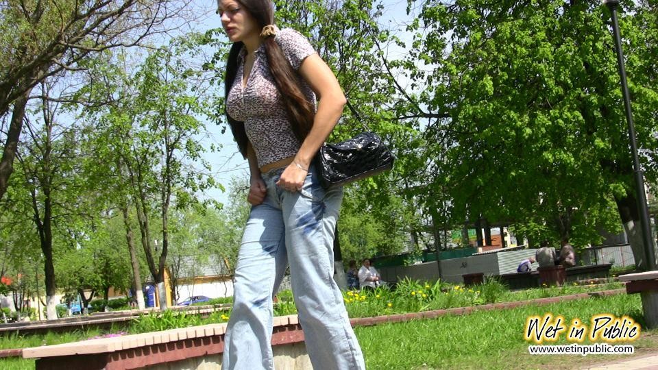 Bigtitted und langhaarige Amateurin benetzt ihre Blue Jeans in einem öffentlichen Park
 #73239066