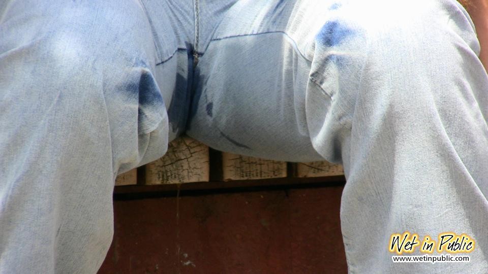Bigtitted und langhaarige Amateurin benetzt ihre Blue Jeans in einem öffentlichen Park
 #73239079