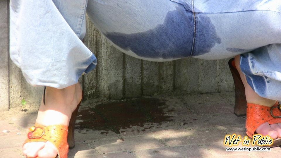 Bigtitted und langhaarige Amateurin benetzt ihre Blue Jeans in einem öffentlichen Park
 #73239091
