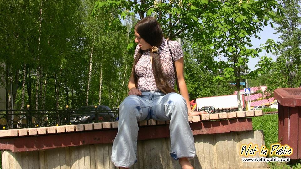 Bigtitted und langhaarige Amateurin benetzt ihre Blue Jeans in einem öffentlichen Park
 #73239097