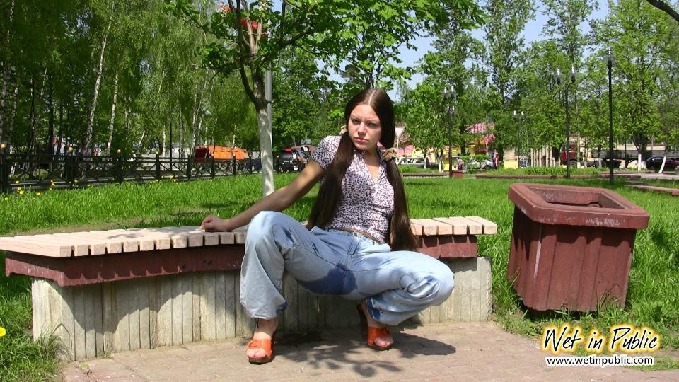 Bigtitted und langhaarige Amateurin benetzt ihre Blue Jeans in einem öffentlichen Park
 #73239102