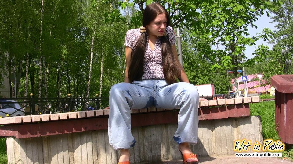 Une amatrice aux gros seins et aux cheveux longs mouille son blue-jean dans un parc public.
 #73239110