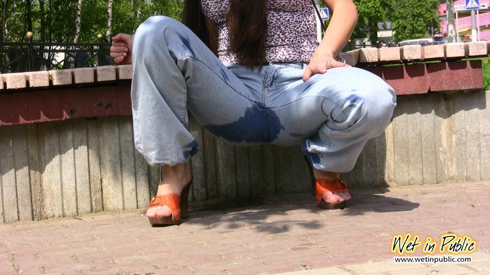 Bigtitted und langhaarige Amateurin benetzt ihre Blue Jeans in einem öffentlichen Park
 #73239125
