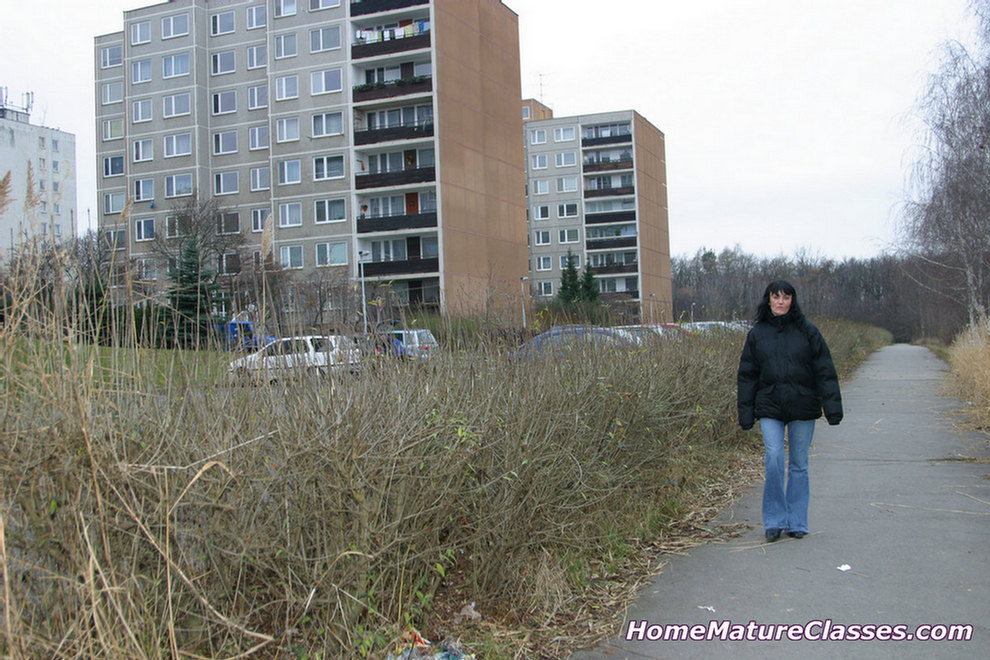 Ältere Frauen angetörnt von der Unschuld jüngerer Männer
 #77228963