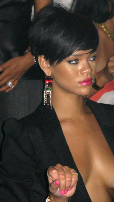 Rihanna che mostra il suo grande culo ebano e tette
 #75388276