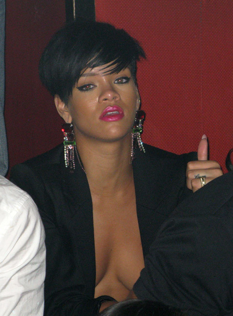 Rihanna mostrando su gran culo y tetas de ébano
 #75388283