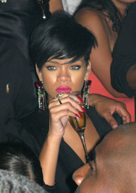 Rihanna che mostra il suo grande culo ebano e tette
 #75388296