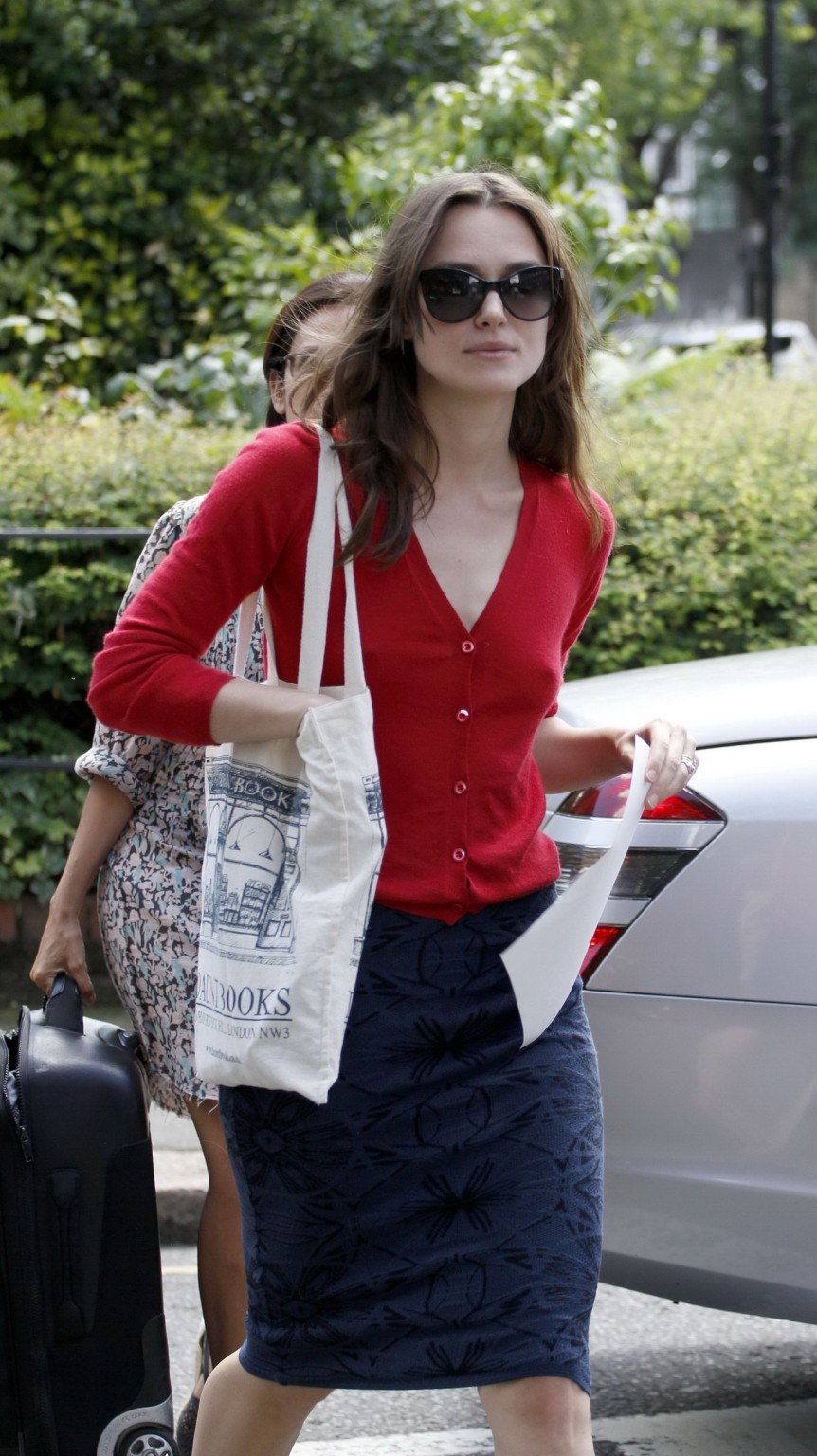 Keira knightley montre des pokies durs sans soutien-gorge dans un haut et une jupe rouges à Londres.
 #75194173