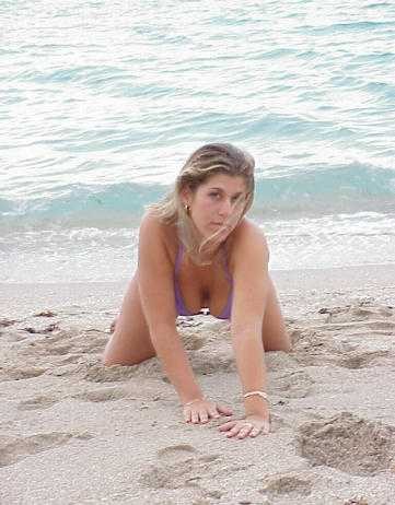 Babe che ottiene nudo sulla spiaggia ha un grande clits freakish
 #74599408