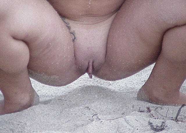 Babe che ottiene nudo sulla spiaggia ha un grande clits freakish
 #74599437