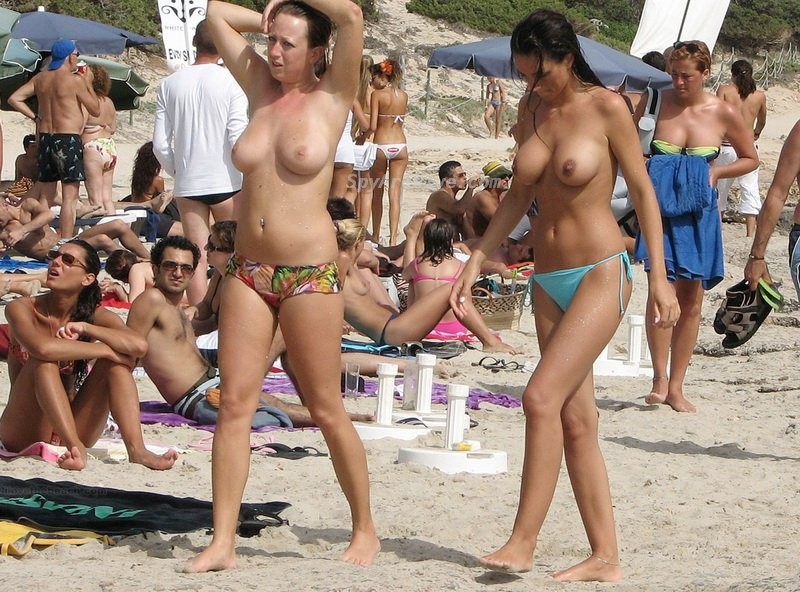 Ragazze nude su una spiaggia
 #72238438