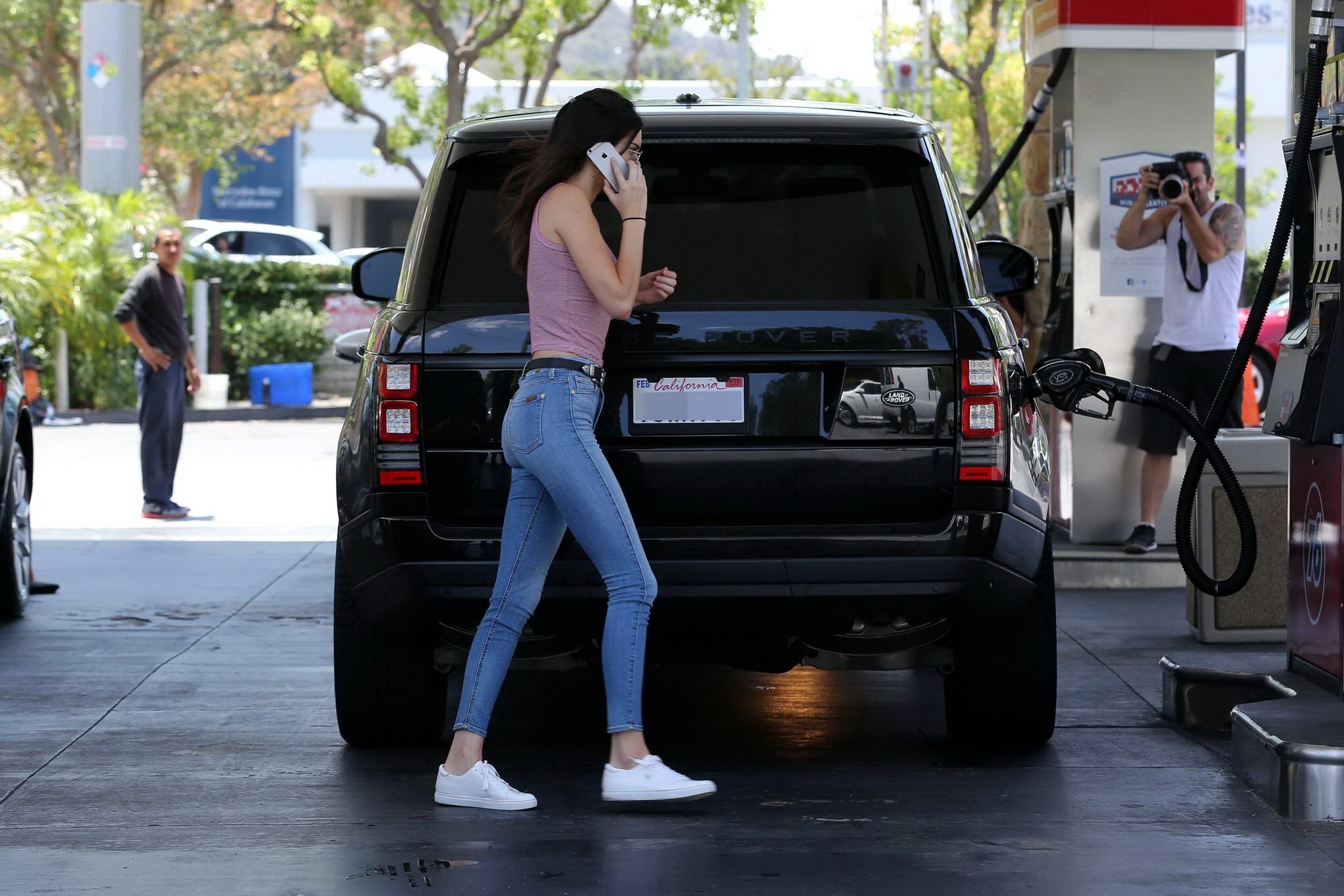 Kendall jenner montre ses fesses dans un jean moulant
 #75157064