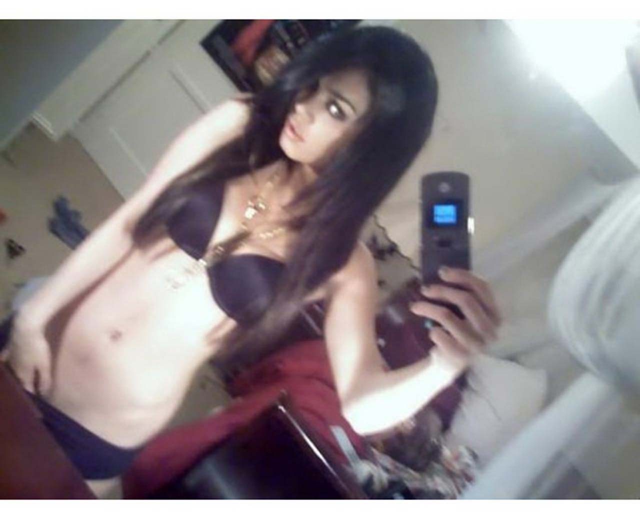 Vanessa hudgens esponendo sexy corpo nudo e figa su foto private
 #75306159