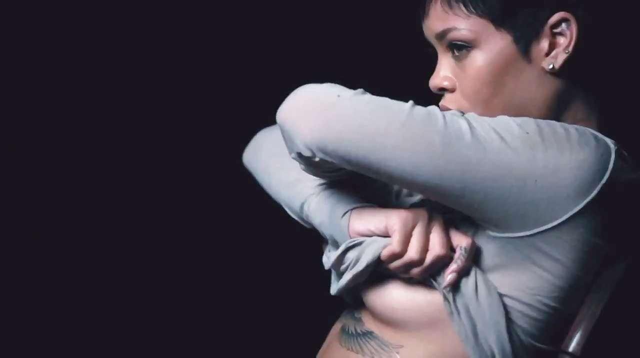 Rihannaが全裸で硬い乳首を見せているところ
 #75246763