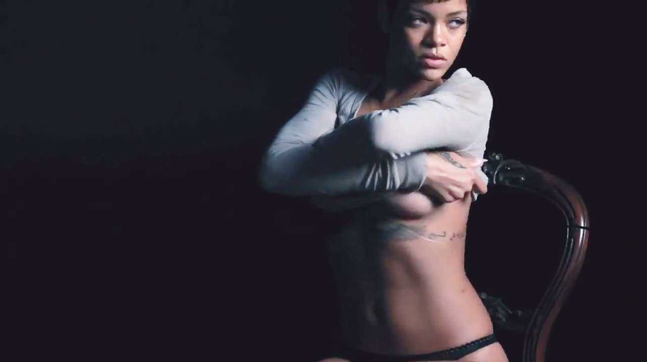 Rihanna posing totally nude and showing hard nipples #75246765