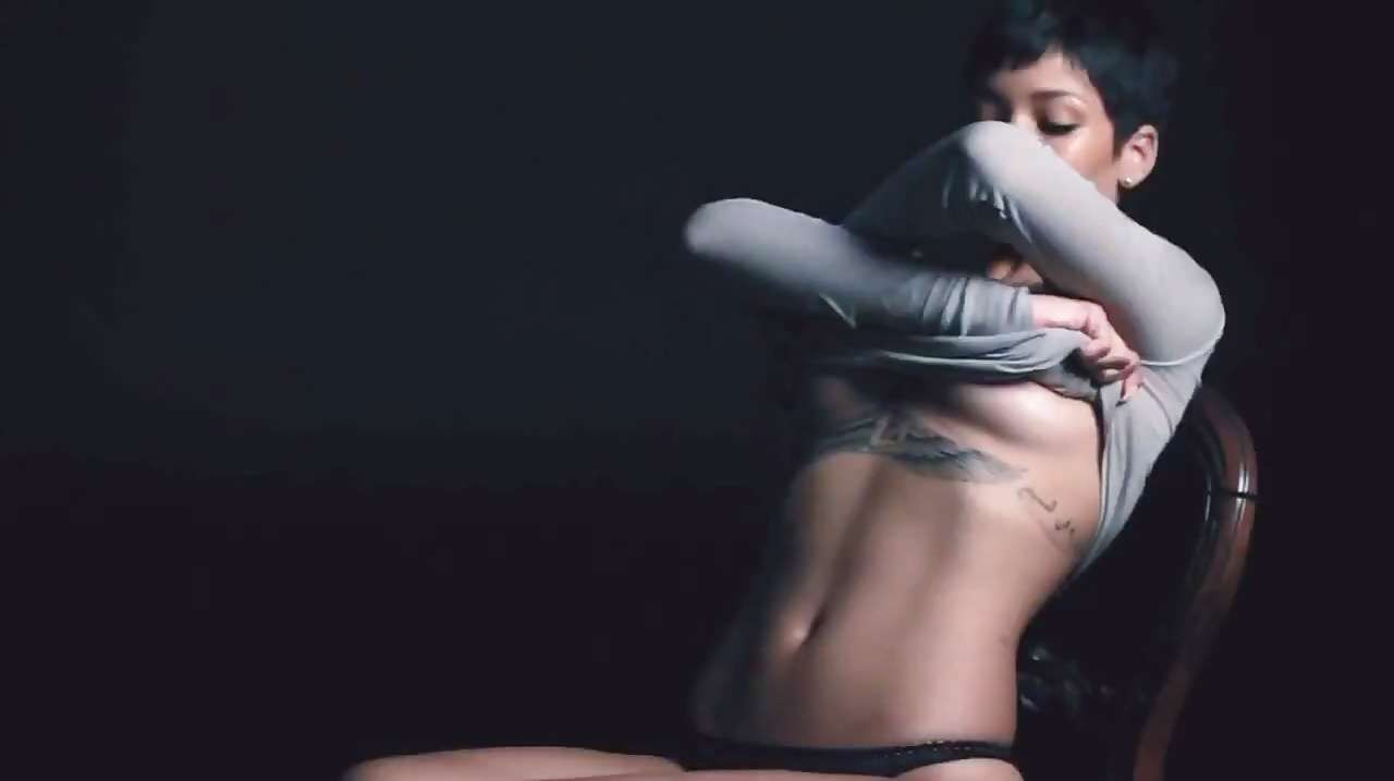 Rihanna posando totalmente desnuda y mostrando unos duros pezones
 #75246770