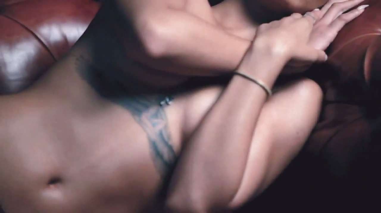 Rihanna posando totalmente desnuda y mostrando unos duros pezones
 #75246773