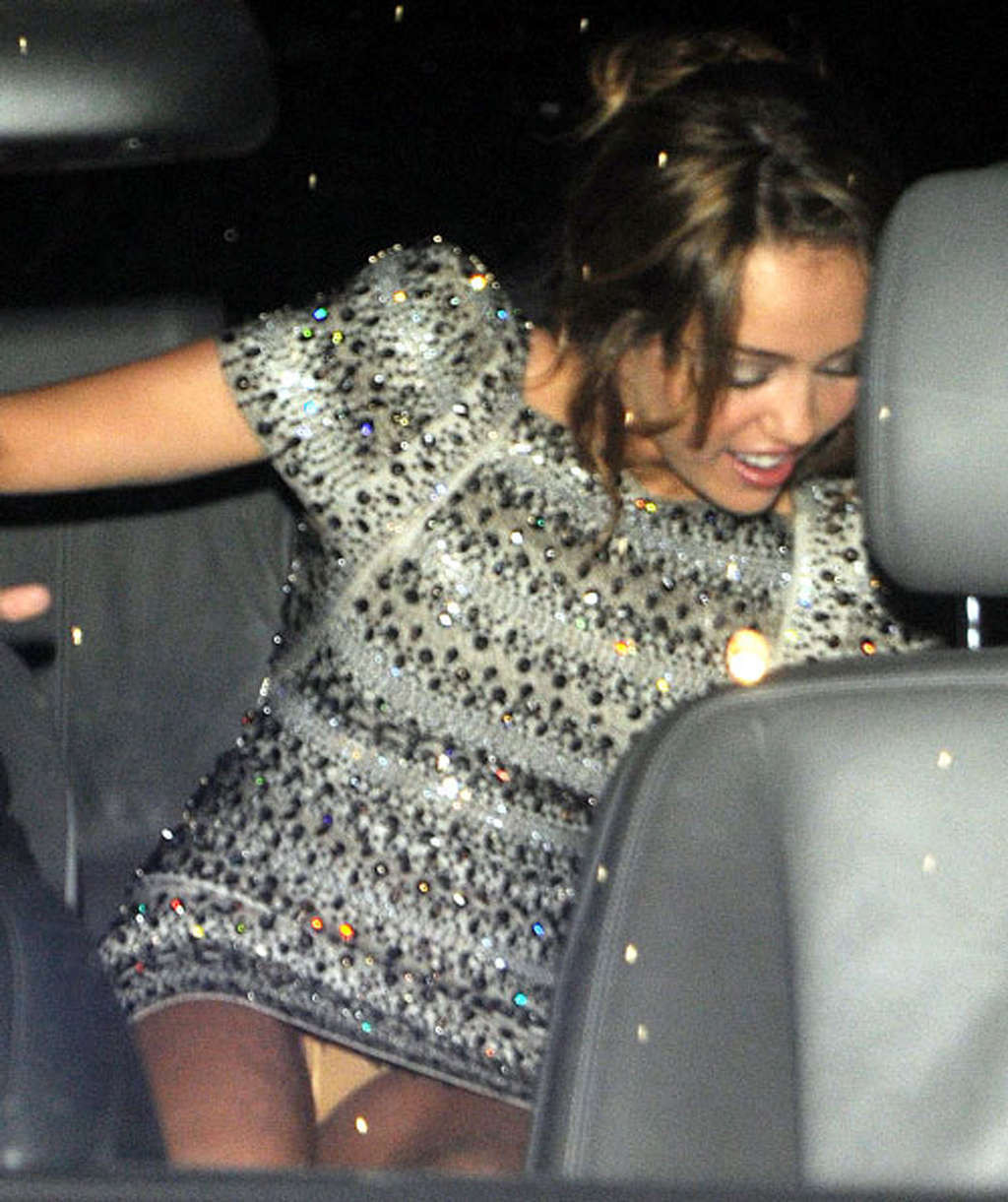 Miley cyrus、ショートパンツとアップスカートで美脚を露出するパパラッチ写真
 #75361121