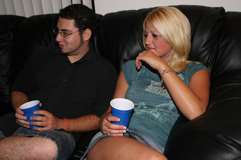 Las niñas de la escuela besando jocks.
 #78909007