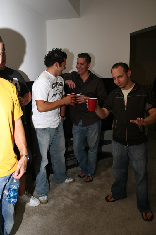 Las niñas de la escuela besando jocks.
 #78909046