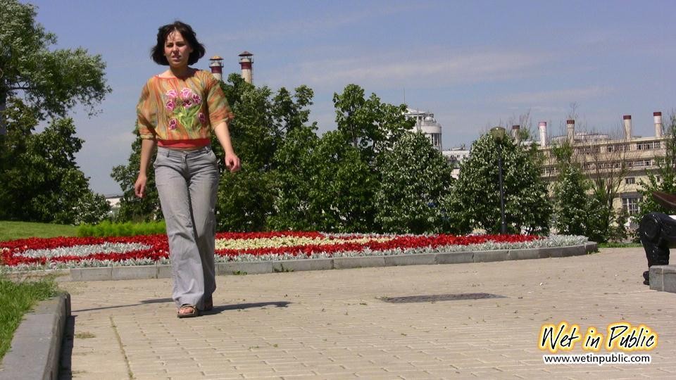 Verzweifelte Dame erleichtert sich unterwegs, indem sie ihre Jeans in einem Park einnässt
 #73238971