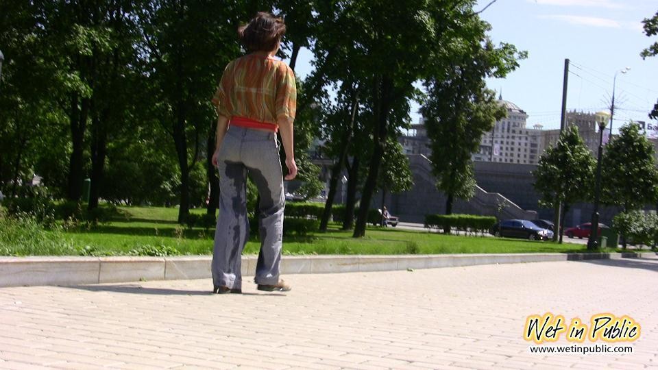 Verzweifelte Dame erleichtert sich unterwegs, indem sie ihre Jeans in einem Park einnässt
 #73239018