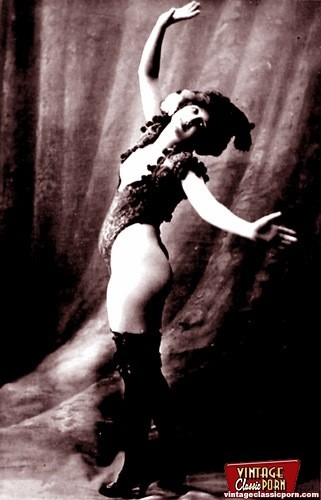 Plusieurs dames vintage montrant leurs mouvements de danse sensuels
 #78482862