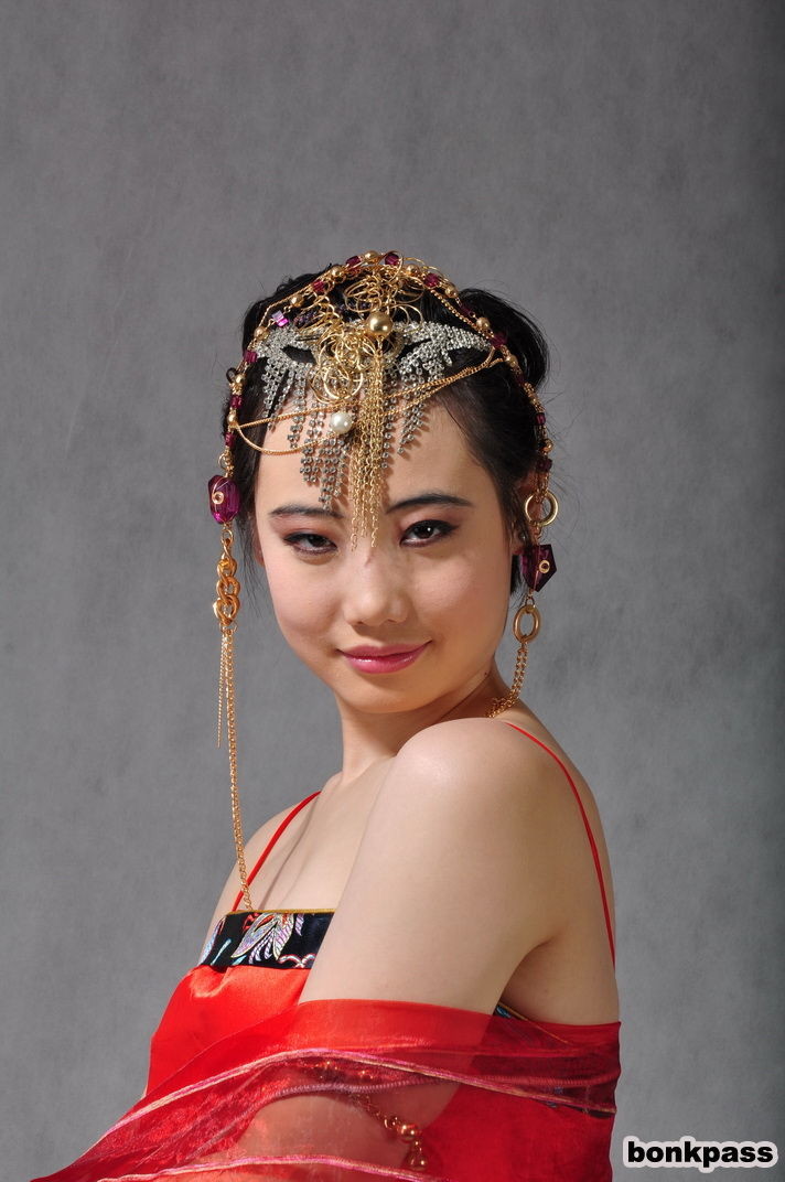 Süßes chinesisches Mädchen in traditioneller Tracht
 #69872818