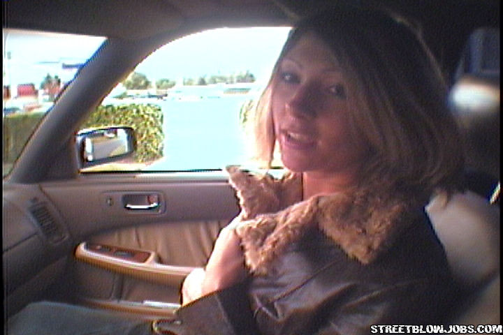 Bella ragazza si spoglia in macchina attraverso gli occhiali da spia
 #74536181