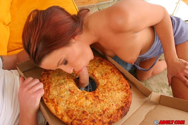 Nena hambrienta chupando polla a través de una pizza
 #78989320