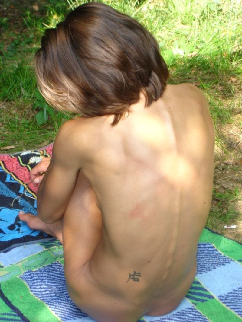 Desnudo joven deportivo con hermoso cuerpo toma el sol en el bosque
 #68353830