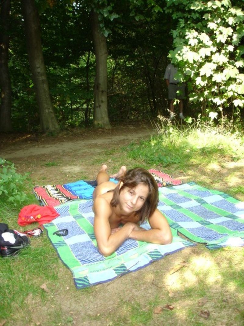 Desnudo joven deportivo con hermoso cuerpo toma el sol en el bosque
 #68353863