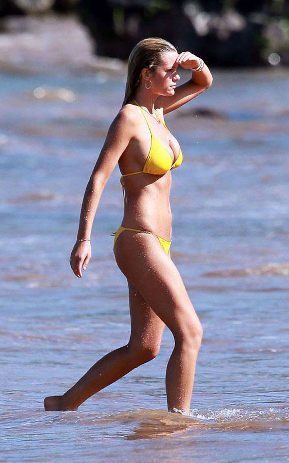 Brooklyn decker exponiendo su cuerpo sexy en bikini amarillo
 #75349730