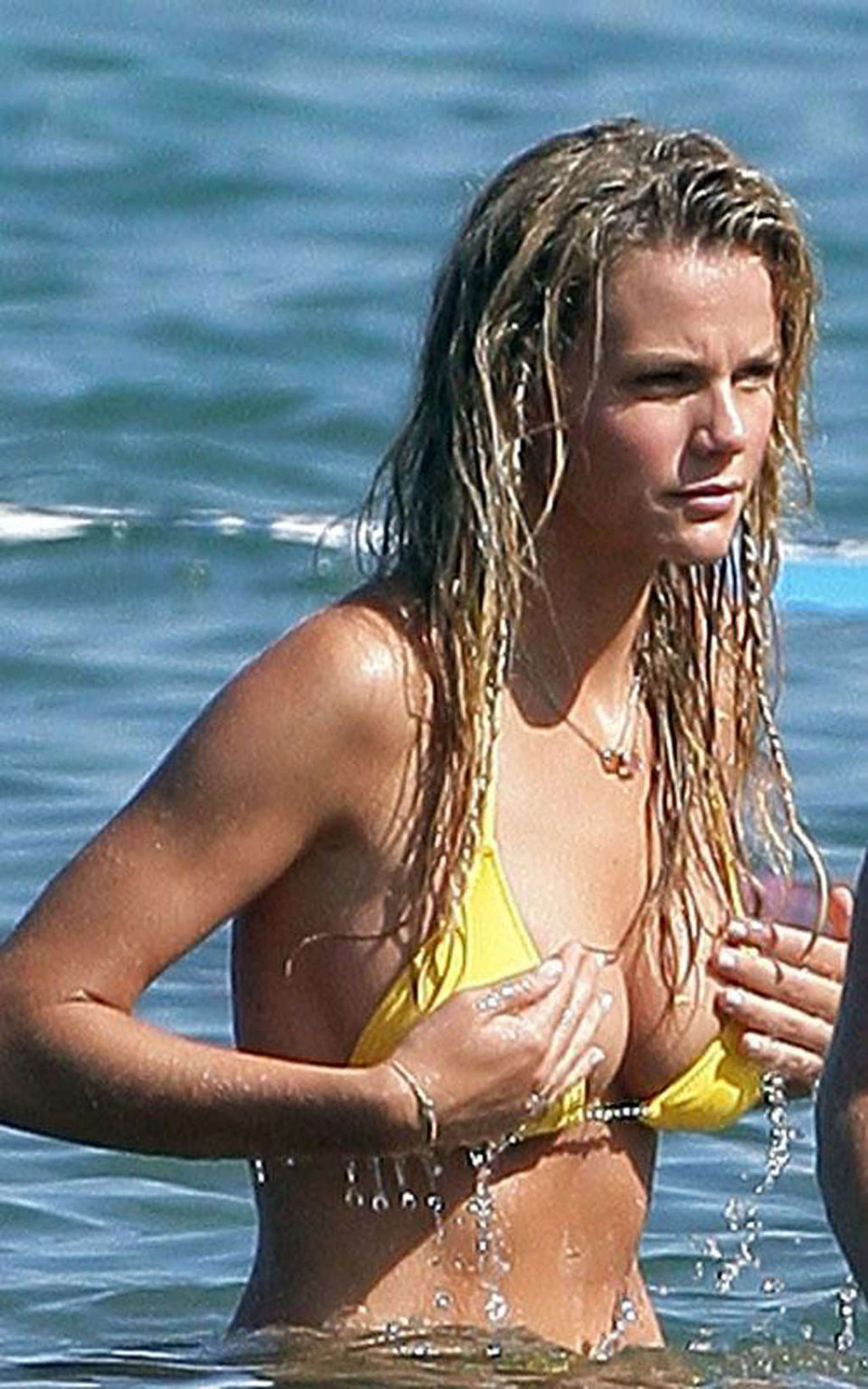 Brooklyn decker exponiendo su cuerpo sexy en bikini amarillo
 #75349785