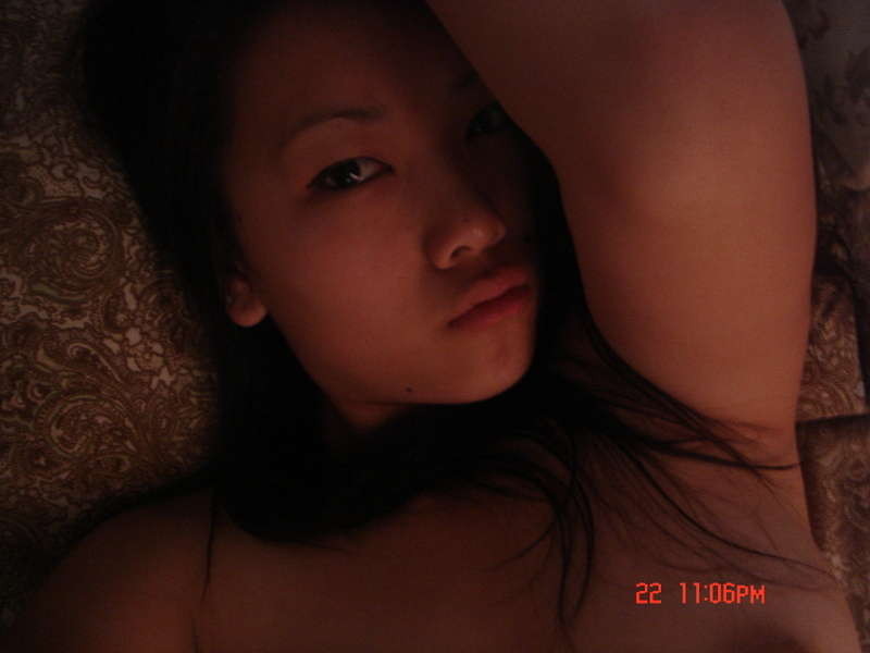 アジアのティーンがベッドルームでエッチなことをしている写真
 #68420115