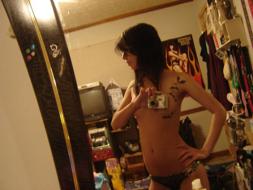 Fotos von einem Gothic-Babe, das in ihrem Zimmer posiert
 #75706031