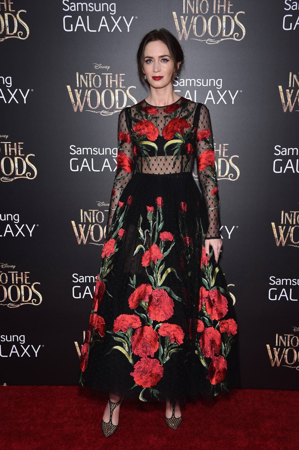 Emily Blunt vede attraverso il reggiseno alla prima di into the woods a Nyc
 #75178726