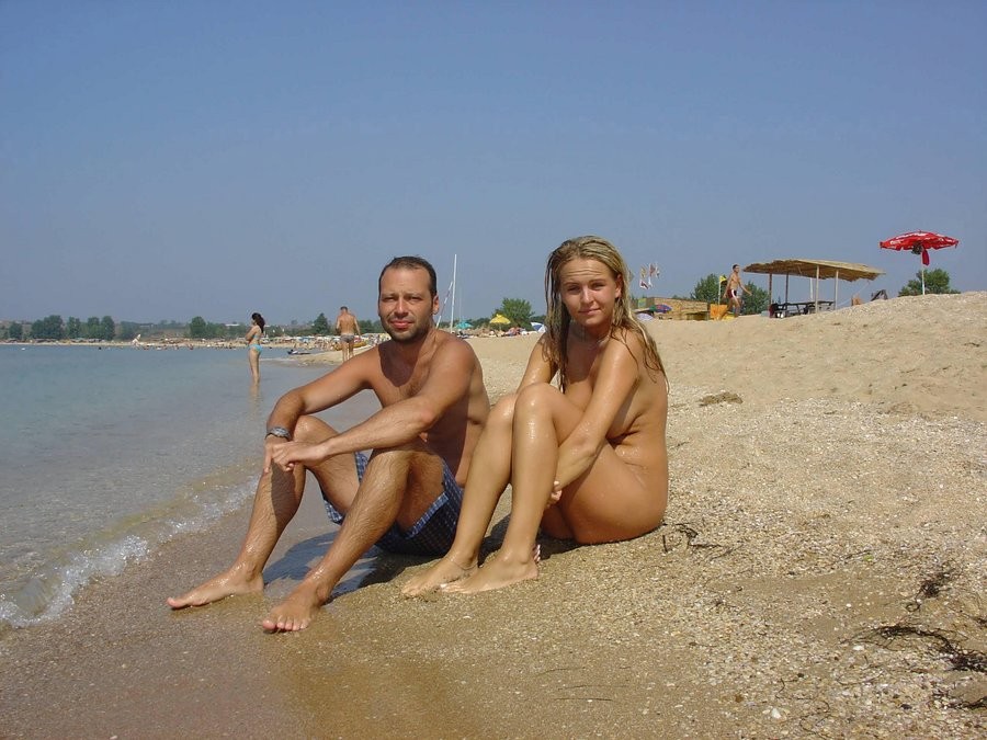 À la plage nudiste, des jeunes s'amusent nues.
 #72256849