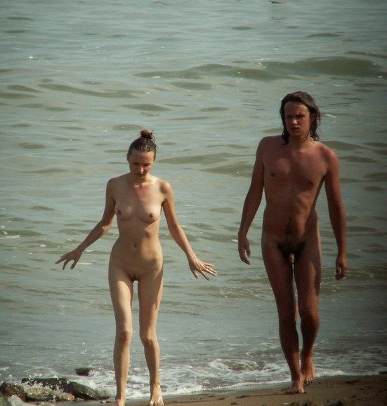 Sulla spiaggia nudista le ragazze giovani giocano nude
 #72256903