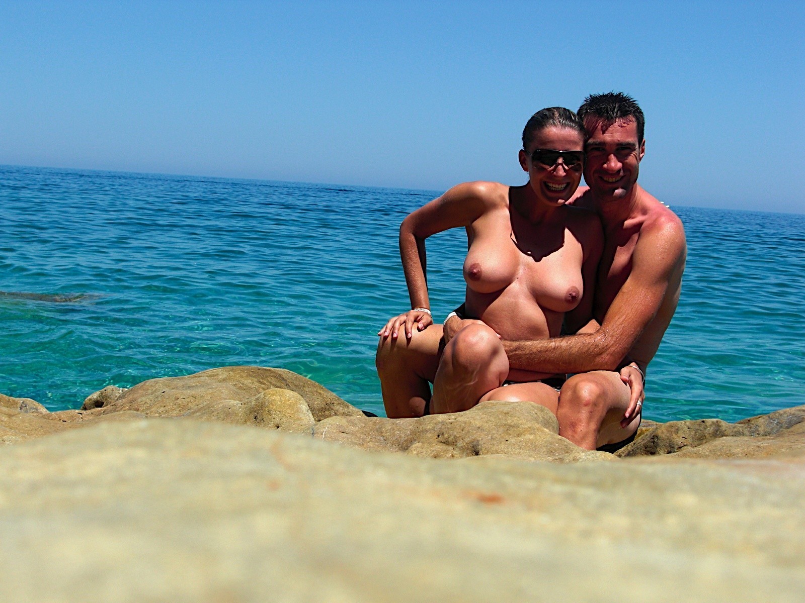 Des amies nues s'amusent sur une plage publique
 #72242577