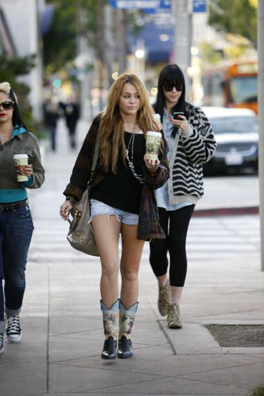 Miley Cyrusが街中でセクシーな脚を露出するパパラッチ写真
 #75322063