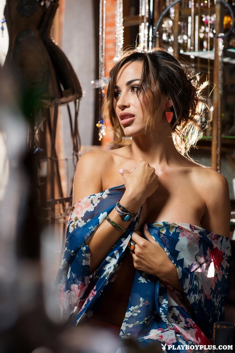 Ana cheri montre un corps dur comme la pierre
 #70732192