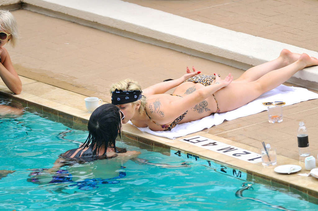 Lady gaga mostrando su cuerpo sexy y su culo caliente en bikini en la piscina
 #75338996
