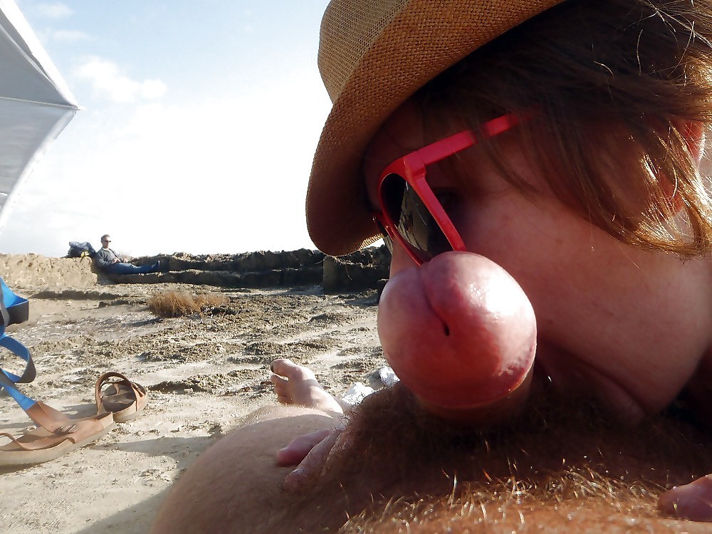 Une lapine de plage nue suçant deux bites dans un plan à trois
 #72243668