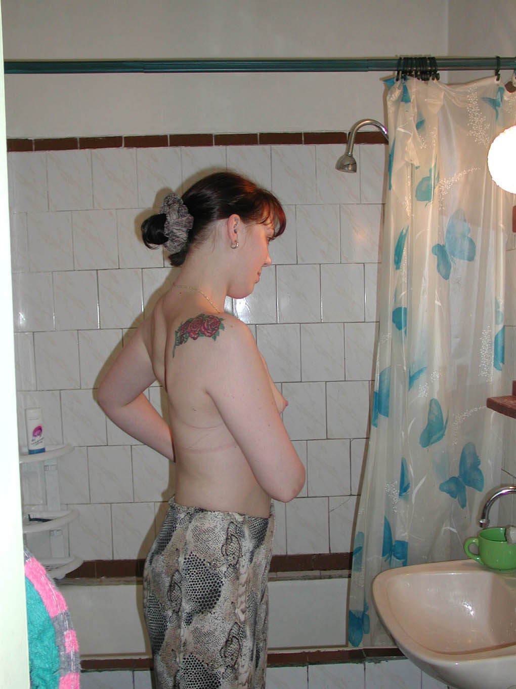 シャワーを浴びているところを隠しカメラで撮影した盗撮娘
 #76649961