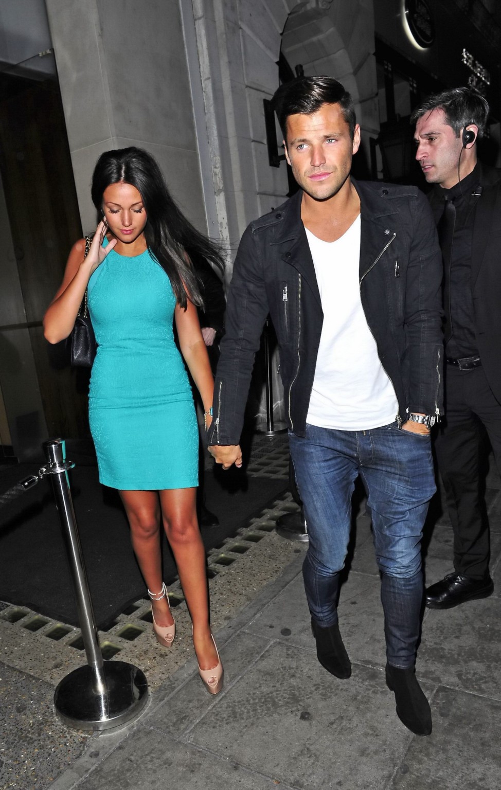 Michelle Keegan portant une mini-robe bleue moulante avec une jupe relevée lors d'une sortie à Londres.
 #75229615