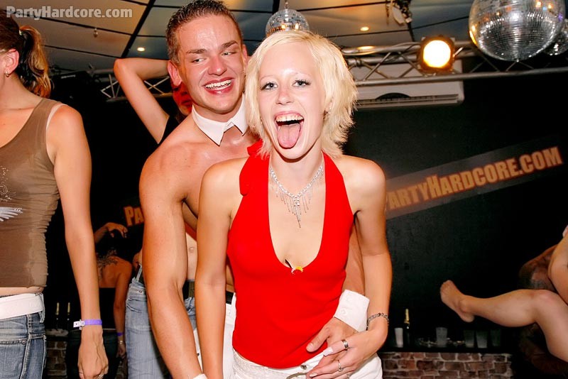 Borrachas amateurs follando en una fiesta salvaje
 #76851557